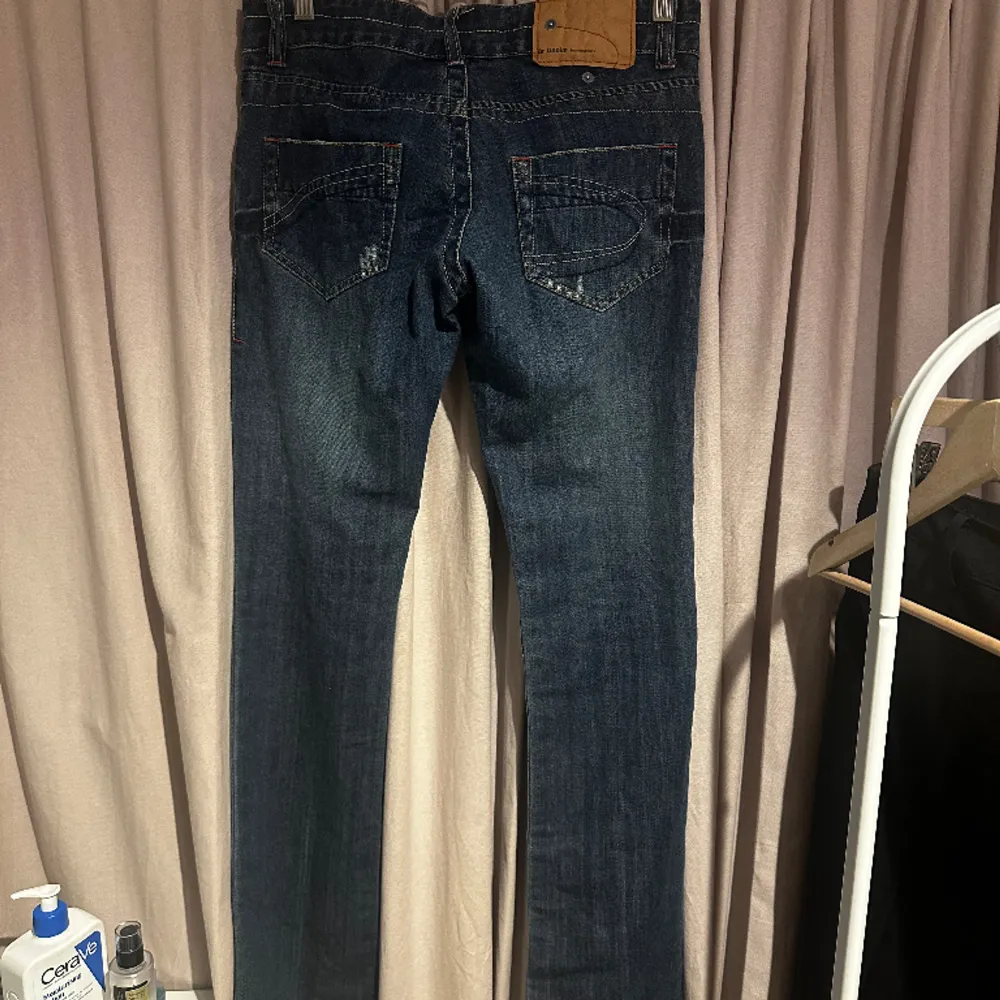 Ett par blåa low waist raka jeans från Dr.Denim som jag köpte på Plick men tyvärr passade de inte pågrund av för små vid låren. Jag brukar oftast ha 36/38. Bra skick! Innerbenslängd: 81 cm. Midjemått: 39 cm. Hör gärna av er vid frågor. . Jeans & Byxor.