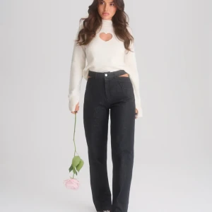 Jeans  - Säljer dessa såå coola jeansen med cut outs från cloeys ❤️ej använda!❤️köpta för 1800kr+frakt 