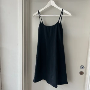 Brandy melville klänning - Svart kort brandy melville klänning☀️ Möts gärna upp i stockholm, annars tillkommer frakt❤️🤙🏼