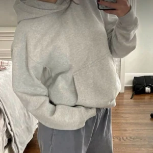 Huvtröja - Snygg oversize huvtröja från märket NA-KD, som inte längre kommer till användning. Storlek XXS, men skulle säga att den är stor i storleken och kan passa upp till storlek M beroende på hur man vill att den ska sitta! I bra skick🤍