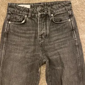 Skit snygga jeans från j.lindeberg säljer de för att de tyvär inte passar.