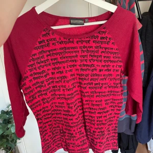 Röd topp med tryck  - Snygg röd topp med tryck! Bra skick och sitter fett fint och bekvämt🥰 meddela vid funderingar 