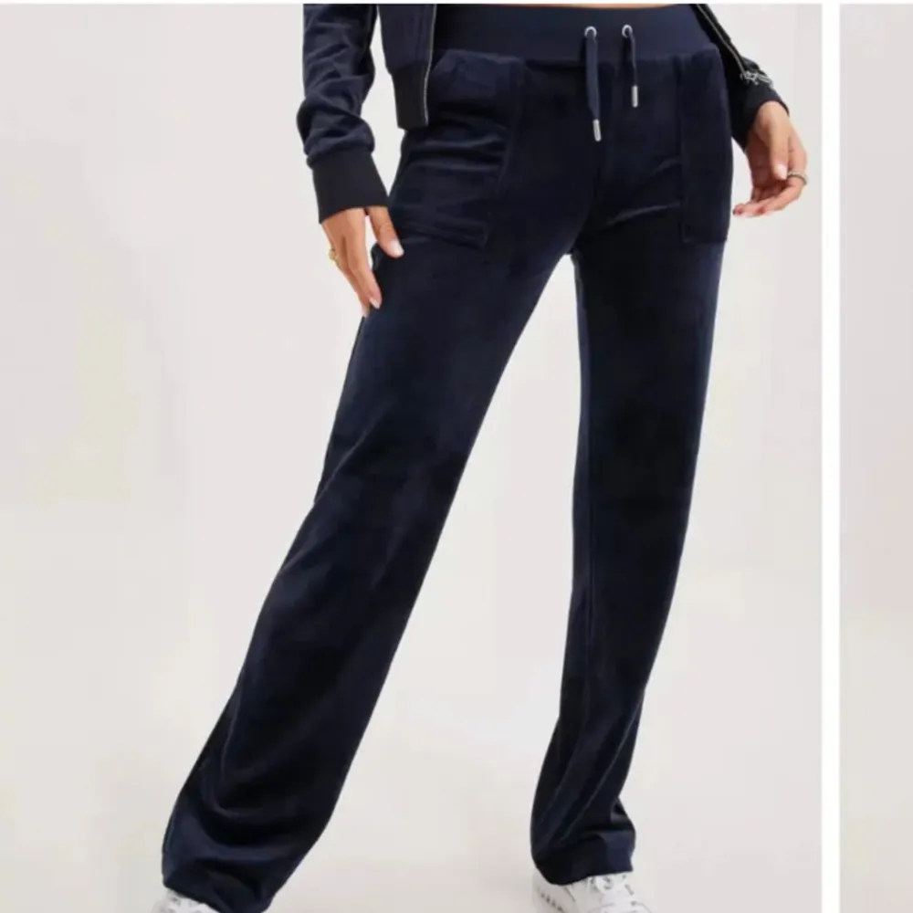 Ett par juicy couture byxor , lägger upp en gång till🤍 skriv om du undrar nåt. Jeans & Byxor.