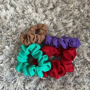  Scrunchies/ snoddar - Fyra scrunchies från Glitter (oanvända). Man kan köpa alla som ett kit eller en och då kostar den 28kr st och 99kr kitet. Köp gärna!🙌🏼💗