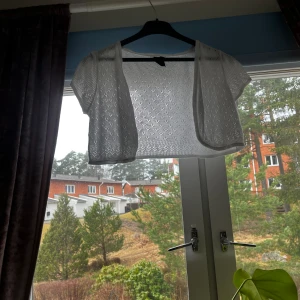 Bolero - Säljer denna söta boleron som är köpt här på Plick. Väldigt fint skick. Säljer då den inte kommer till användning. Det är i storlek M men skulle säga att den passar Xs-L💞