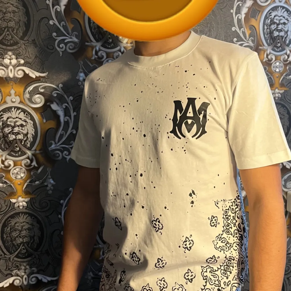 S/L Amiri t shirt vit Kan fraktas Möts i sthlm. T-shirts.