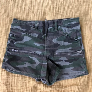 Kamouflage shorts - Shorts i kamouflage mönstret med dragkedja i baksidan från gina tricot. Inga fläckar eller defekter.