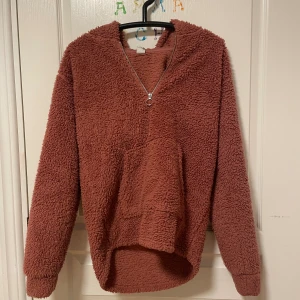 Ull hoodie - En jätte mysig och skön hoodie. Använd 1 gång. Sitter ungefär som M men tjejerna med stor byst sitter den som S. Mer bilder kan diskuteras privat 💕 Markerat som fri frakt men stämmer ej.