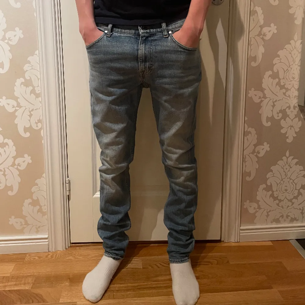 Hej! Säljer även dessa jeans från tiger of sweden! De är i väldigt bra skick utöver att de har en lagning på ena benet (bild 3), dock syns det inte jätte tydligt under användning! Han på bilden är 175 cm. Hör av er vid frågor! PRIS KAN DISKUTERAS.. Jeans & Byxor.