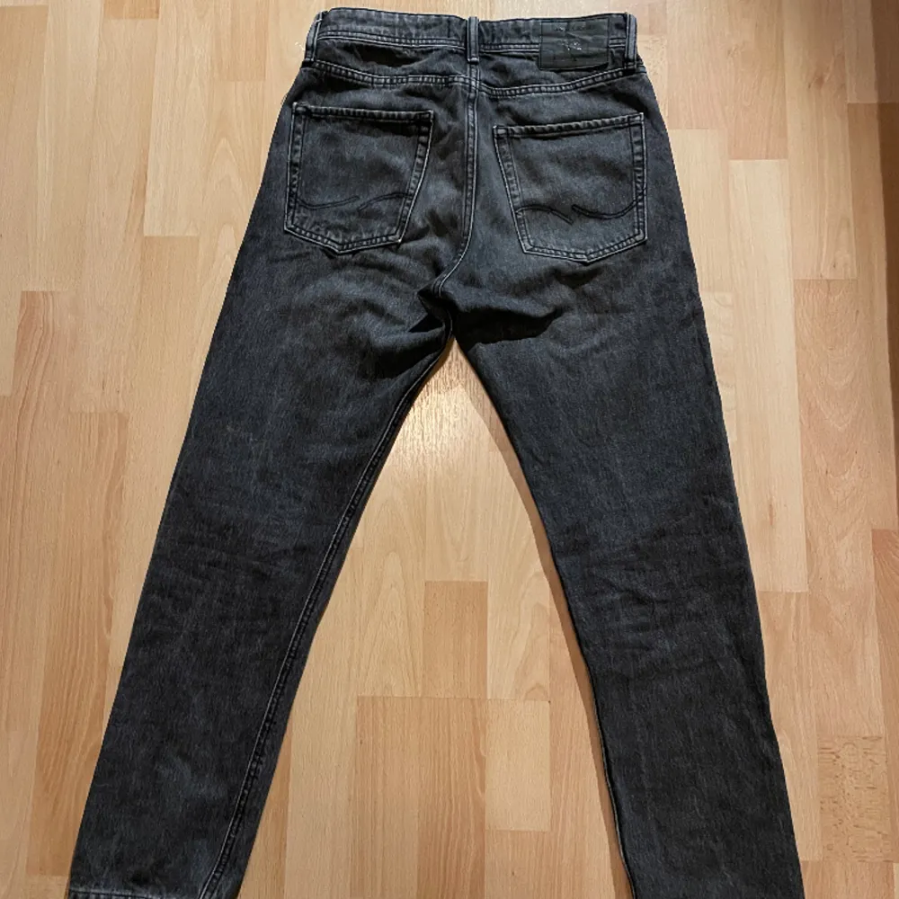 Jack and jones jeans i ett väldigt bra skick. Modellen heter Loose/Chris Storleken är 28/30. Jeans & Byxor.
