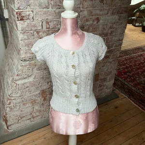 Stickad topp - Stickad topp med knappar 🩶