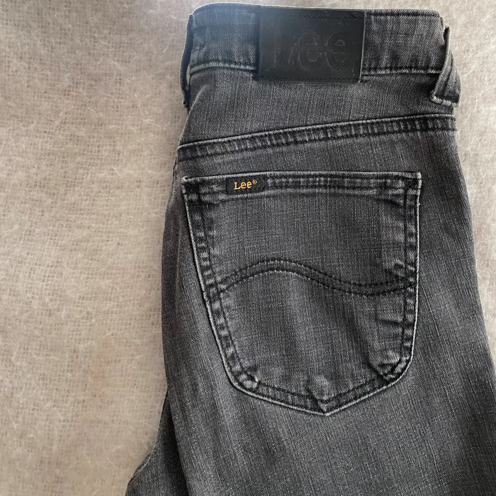 Superfina lågmidjade Lee jeans💕 Dom är bra skick och finns inga defekter. Midjan är stl34 och benlängden på jeansen är 96cm långa. Kan diskutera priset:). Farkut & Housut.