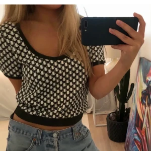 Zara Topp  - Superfin topp från Zara. Köpt för längesen och använd en gång. Skriv privat för fler frågor💗