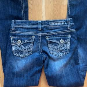 Säljer dessa coola bootcut jeans. Storleken är size 5/6 så det är lite konstigt men skulle säga att de sitter som w25 eller w26. De är i väldigt bra skick😇 KÖPAREN STÅR FÖR FRAKT! 