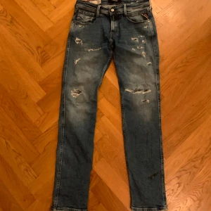 Replay anbass - Tja, vi säljer dessa replay anbass. De är riktigt feta och trendiga. De är i storlek 30w x 32l. De är i bra kondition, kvitto förekommer. Om ni vill ha mer bilder och info så är de bara att fråga!🤝