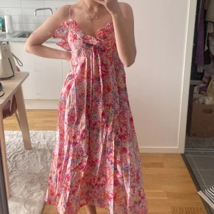 Hm klänning - Säljer min älskade sommarklänning från HM, varsamt använd och i superfint skick 🩷🩷 Storlek S men passar även M
