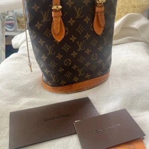 Louise Vuitton petit bucket - Finns att hämta i Årsta 