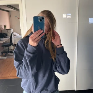 Hoodie - Marinblå hoodie i super skick, aldrig använd förutom på bilden. Kontakta för mer bilder och info!