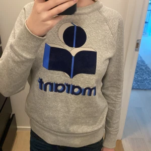 Marant tröja - Säljer min fina marant tröja då den tyvärr inte kommer till användning längre. Den är i storlek 36 men passar 34 också. Finns inga defekter och är i väldigt bra skick. Köpte den för 2600kr. Pris kan diskuteras🩷