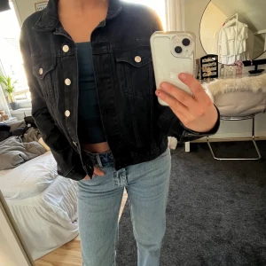 Svart jeansjacka - Hej fina!  Säljer denna supersnygga vintage svarta jeansjackan från Lager 175 i storlek S. Väldigt fint skick 🥰