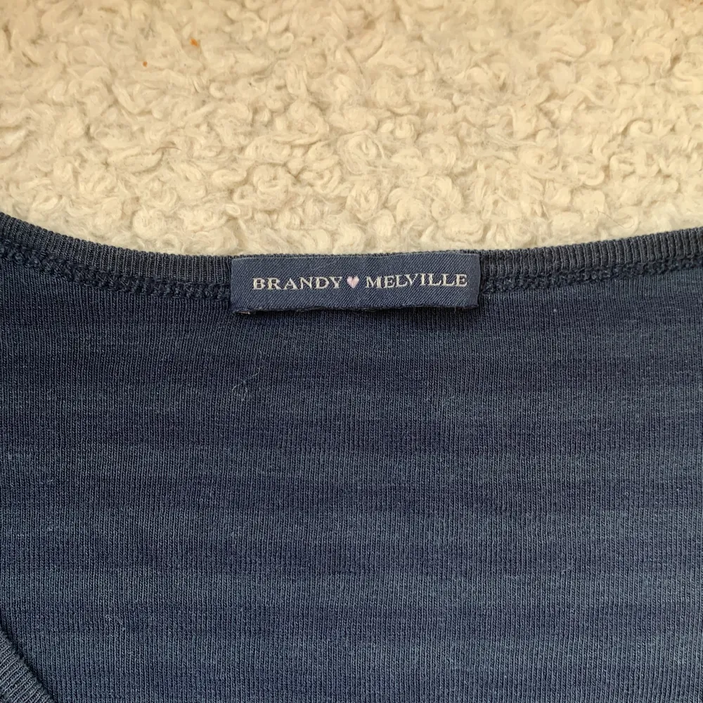 supersöt tröja ifrån Brandy Melville utan defekter, säljer då den inte kommer till användning. Toppar.