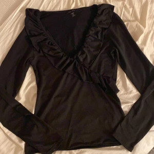 Volang tröja  - Tröja med volang, stolek M men passar mig som har XS och S i vanliga fall. 