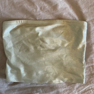 Tubtopp  - Tubtopp med glitter i storlek xs men passar mig med s oxå men passar nog folk med mindre byst🩷 Den är silver men skiftar lite i grönt
