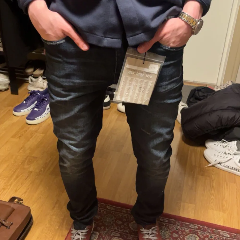 Ett par feta helt nya slim fit jeans — från BLK DNM — helt oanvända med prislappen kvar — passade inte riktigt och därför säljer jag de — nypris 1300 kr — mitt pris 549 kr. Jeans & Byxor.