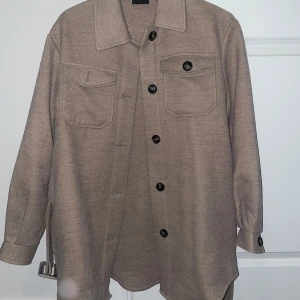 Kappa - Säljer min kappa från vero Moda pågrund av att den är för stor men i jätte fint skick .köparen står för frakten❤️kontakta mig innan köp ❤️