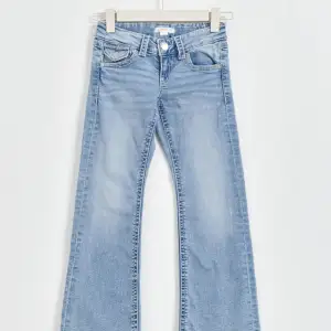 säljer mina as snygga populära lågmidjade bootcut jeans med fickor där bak och en där fram som tyvärr är för stora för mig så vill köpa i en mindre storlek, är helt nya bara använda fåtal gånger❤️