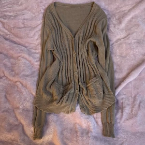 Stickad cardigan<3 - Stickad cardigan med inga defekter<3  Använd gärna köp nu🖤