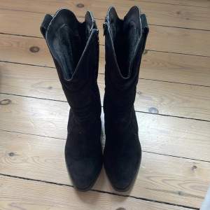 Säljer dessa svarta cowboyboots i mocka, köpta secondhand. 