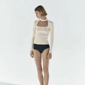 Beige långärmad topp - Helt oanvänd beige långärmad tröja från Zara. Obs otroligt skrynklig på bilden 