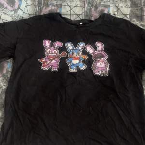 en five nights at freddy inspererad tshirt! jätte söt. bra skick men lite skrynklig då strykjärnet är borta 