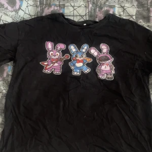 fnaf inspirerad tshirt - en five nights at freddy inspererad tshirt! jätte söt. bra skick men lite skrynklig då strykjärnet är borta 