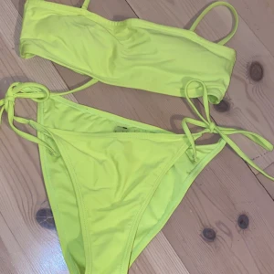 Bikini - En oanvänd bikini med avtagbara band. Storlek S.