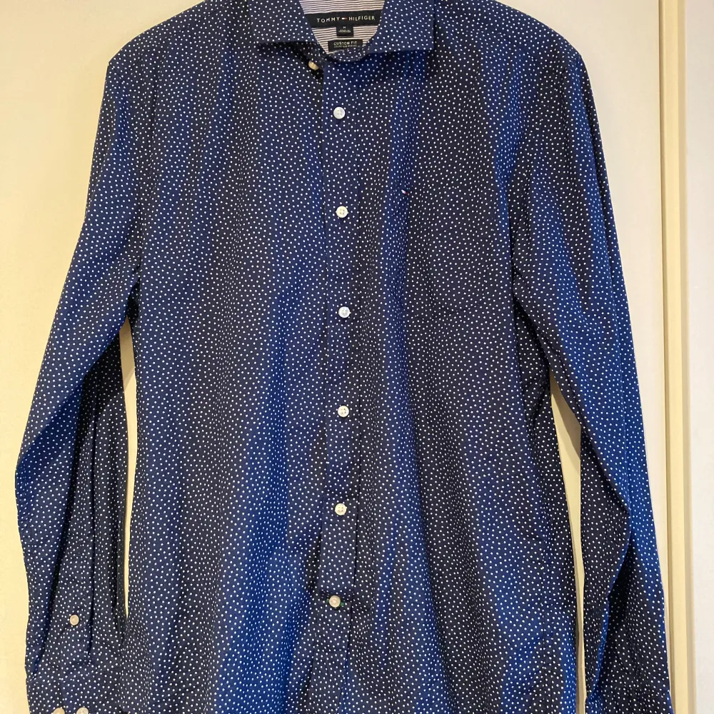 Mörkblå skjorta från Tommy Hilfiger.  Längd armhåla till armhåla ca 53 cm.  Längd ca 74 cm.  #tommyhilfiger #hilfiger #shirt #skjorta #märkeskläder #skjorta #brandedclothing #markoweubrania #märkesskjorta. Skjortor.