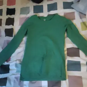 En grön lång prmad tröja från Cubus💚