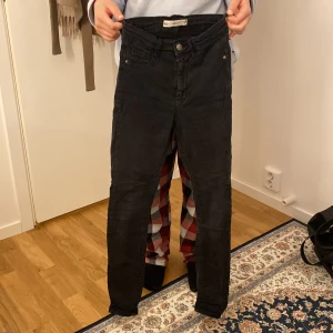 Svarta skinny jeans - Använt ganska mycket men inget fel på dom!