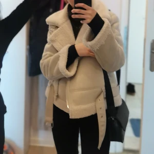 Jacka  - Jätte fin jacka och i jätte bra skicka har köpt den för ca 3 månader sedan. 