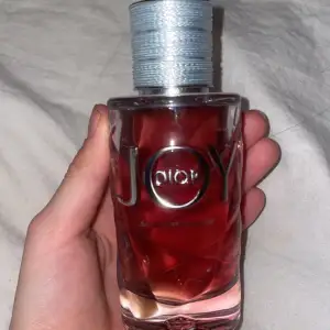 !!RESERVERAD!!dior parfym som tyvärr inte kommer till användning. använda fåtal gånger. säljer 