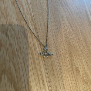 Vivienne Westwood halsband silver - säljer mitt Vivienne westwood halsband i silver kvitto original box och alla tillbehör finns kvar. Halsbandet är i nyskick