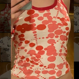 Vit linne med röda prickar - Vit linne med röda prickar på. Den är i bra skick. Det står ingen stolek eller märke på men skulle säga att det är stolek s men passar säker på någon som är stolek M också.  