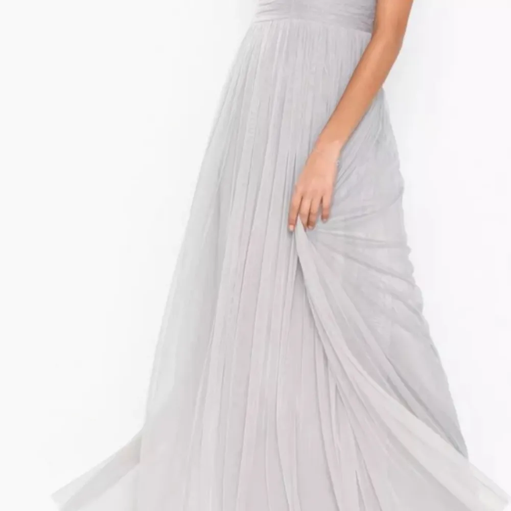 Säljer nu min klänning som är använd en gång till ett bröllop.  Färg: Silver Str: XL  Passar dig med mått: Byst: ca 100-110cm Midja: 85-95cm  Pris: 500kr. Klänningar.