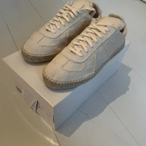 Maison Margiela skor - Tja, säljer ett par maison margiela espadrillo skor. Endast testade men annars helt nya oanvända. Storlek 42.