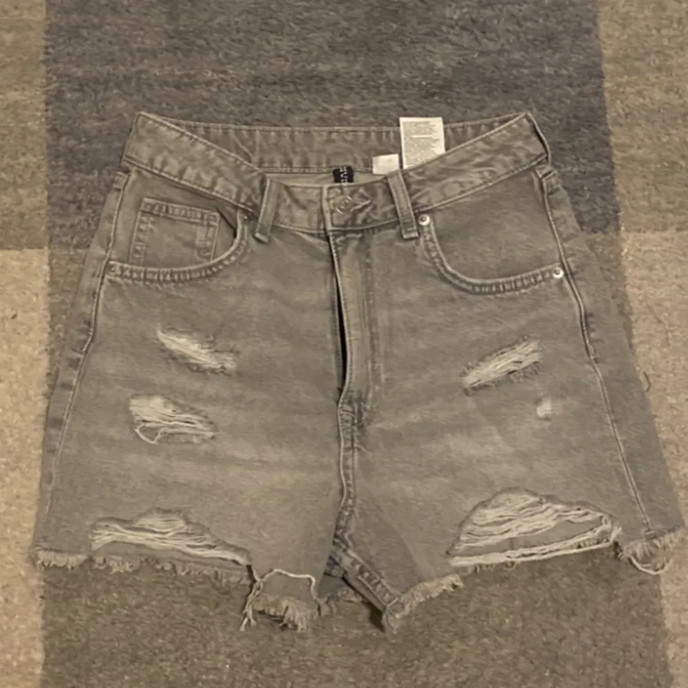 Jeans shorts från hm. Aldrig använda, som nya. Kontakta mig privat vid intresse eller frågor. Shorts.
