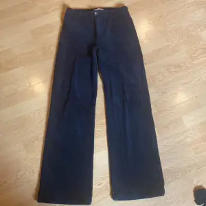 Jätte snygga jeans från Wera, knappt använda  Storlek 40 Dom är insydda på kanten typ 1-2 centimeter, skulle säga att dom motsvarar M eller L dom är väldigt stretchiga och sköna 💓