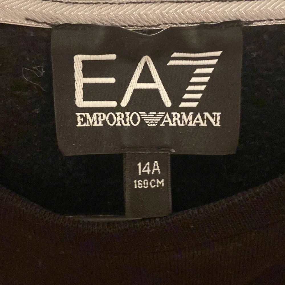 Säljer nu min helt ny oanvänt EA7 tröja säljer den för att jag inte har använt den och den har legat i garderoben ganska länge (äkta EA7 tröja) Storlek 160cm/14 år Pris kan diskuteras köpte för 950kr. Hoodies.