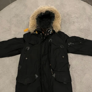 Parajumper - haft i  2 år, inga repor eller skador då den är i bra skick. Använd fåtal ggr och Köptes för 9000 kr, pris kan diskuteras kom priv. Första som köper får rabatt.