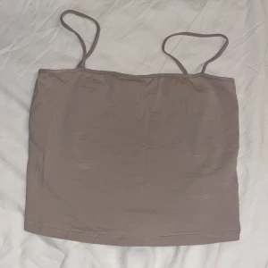 Croppat linne - Croppat linne från hm. Har använt en gång men tycker inte riktigt att den passar mig. Super mysigt T-shirt material och verkligen ett fint och basic linne till sommaren.